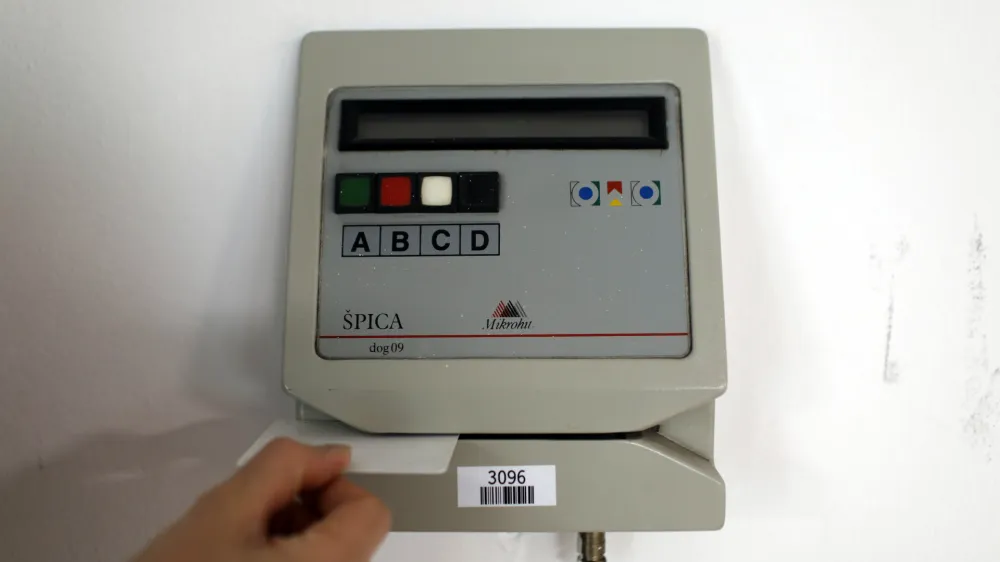 - 14.11.2023 &ndash; simbolična fotografija &ndash; registracija in evidenca delovnega časa - sistem za registracijo prihodov/odhodov iz službe &ndash; &nbsp;elektronsko vodenje evidence o izrabi delovnega časa - beleženje&nbsp;delovnega časa zaposlenih - evidentiranje - //FOTO: Bojan Velikonja