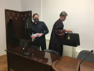 "Ne priznam," je odgovoril Matija Iskra (levo). Zastopa ga zagovornik Marko Pu&scaron;. 