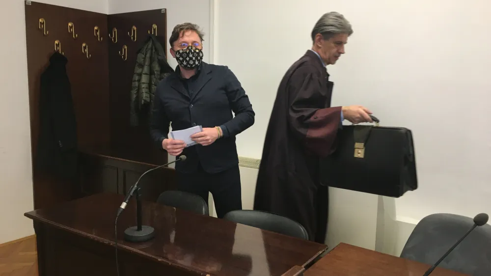 "Ne priznam," je odgovoril Matija Iskra (levo). Zastopa ga zagovornik Marko Pu&scaron;. 