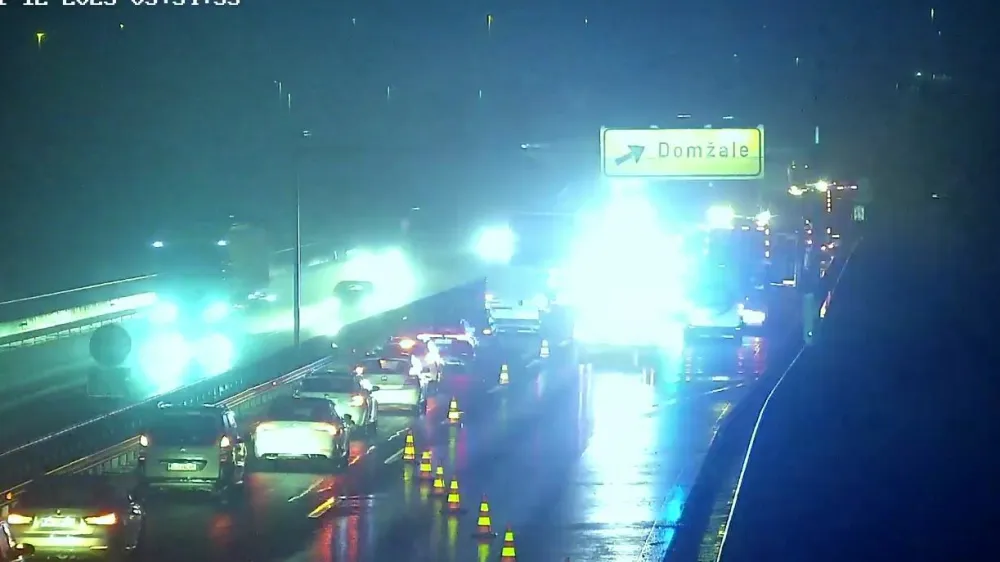 Na &scaron;tajerski avtocesti je zaradi prevrnjenega tovornjaka nastala večkilometrska kolona. 