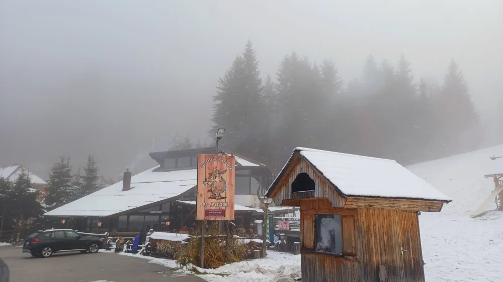 Cene nepremičnin na Zatrniku so v zadnjem obdobju skokovito porasle; znamenita gostilna Pr' jagru je bila prodana za več kot milijon evrov.