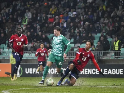 Po novembrski tekmi med Olimpijo in francoskim Lillom je postalo jasno, da stoženska zelenica nujno potrebuje sanacijo, saj je bolj kot na nogometno igri&scaron;če spominjala na razmočen in blaten travnik.&nbsp;
