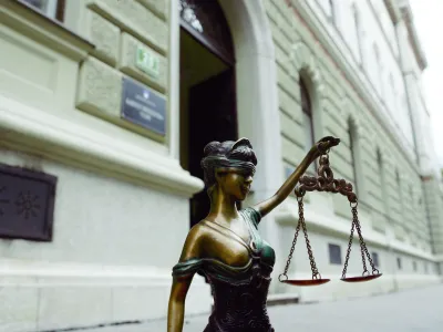 - ilustrativna fotografija - vlada - tematska fotografija - poseg politike v sodstvo//FOTO: Bojan Velikonja