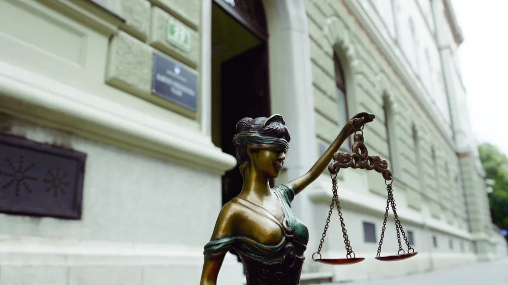 - ilustrativna fotografija - vlada - tematska fotografija - poseg politike v sodstvo//FOTO: Bojan Velikonja