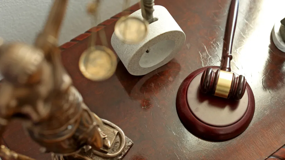 ?- simbolična fotografija 2016 - kipec boginja pravde Justicija in sodni&scaron;ko kladivo - simbol sodstva - pravice prava - pravosodje - pravo - pravičnost - pravica - pravni sistem - tožilstvo - sodna oblast - sodi&scaron;ča - sodniki - pravniki -  //FOTO: Bojan Velikonja