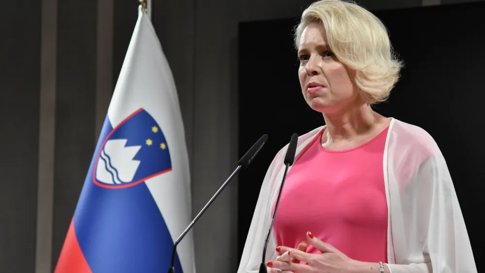 Ljubljana, DZ.<br>Izjava za medije ministrice za javno upravo Sanje Ajanovic Hovnik in predsednice DZ Urske Klakocar Zupancic glede placnega dogovora s sodno vejo oblasti.