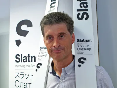 direktor podjetja Slatnar Carbon Peter Slatnar in nove skakalne smuči blagovne znamke podjetja Slatnar Carbon, ki je prevzelo Elanov program skakalnih smuči - - 26.05.2016 - Smučarska zveza Slovenije (SZS) - podpis pogodbe o sodelovanju z novim opremljevalcem skakalnih smuči, podjetjem Slatnar Carbon, podpisala pogodbo o sodelovanju - predstavitev nove znamke skakalnih smuči//FOTO: Tomaž Skale