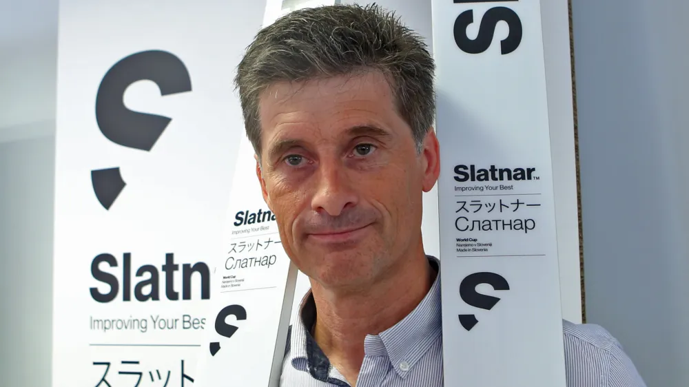 direktor podjetja Slatnar Carbon Peter Slatnar in nove skakalne smuči blagovne znamke podjetja Slatnar Carbon, ki je prevzelo Elanov program skakalnih smuči - - 26.05.2016 - Smučarska zveza Slovenije (SZS) - podpis pogodbe o sodelovanju z novim opremljevalcem skakalnih smuči, podjetjem Slatnar Carbon, podpisala pogodbo o sodelovanju - predstavitev nove znamke skakalnih smuči//FOTO: Tomaž Skale