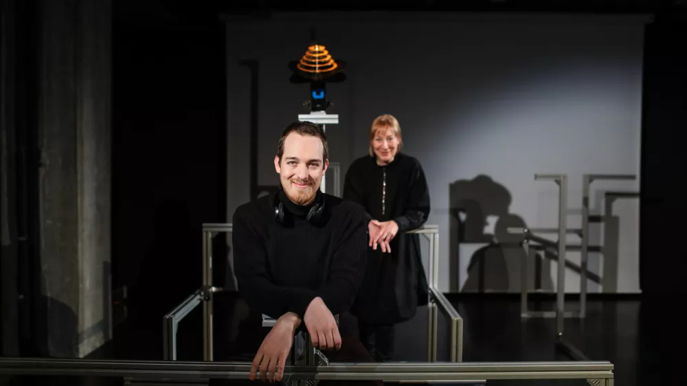 Dunja Zupančič in Aljo&scaron;a Živadinov Zupančič v prostorih zavoda Delak OSMO/ZA.