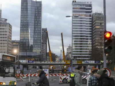 - ru&scaron;enje železni&scaron;kega nadvoza nad Dunajsko cesto - 04.01.2024 - popolna zapora Dunajske ceste v sklopu gradnje novega Potni&scaron;kega centra Ljubljana - delavci začeli podirati južni del nadvoza nad Dunajsko cesto - //FOTO: Luka Cjuha