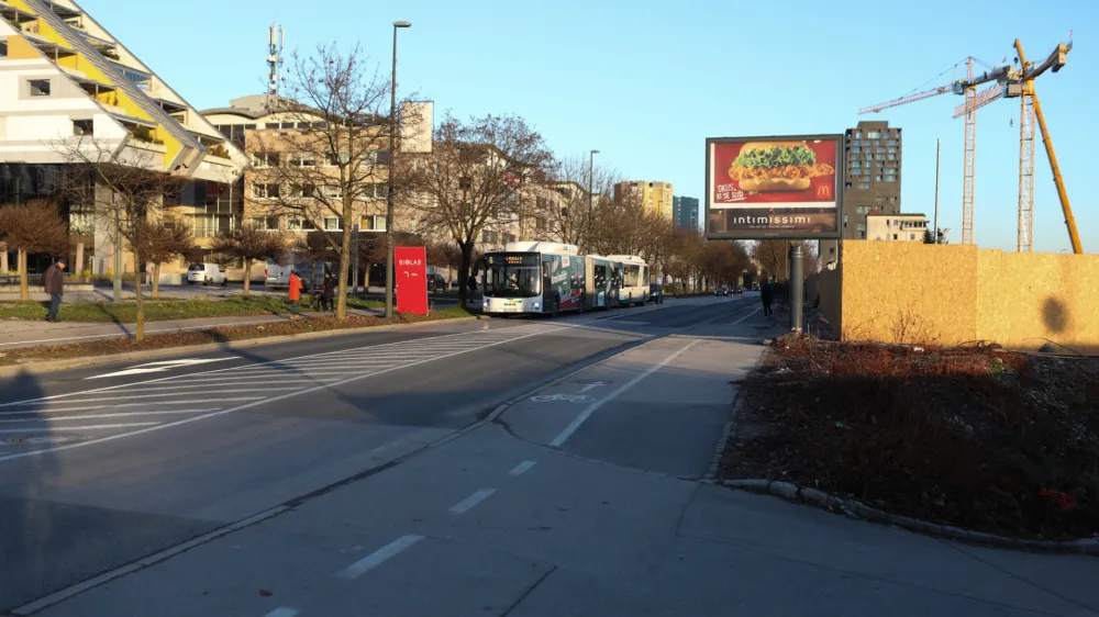 Prazna Vilharjeva cesta.