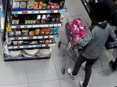 23-letnik je v trgovinah najraje kradel suhomesnate izdelke in žganje. S kaznivimi dejanji je podpiral svojo odvisnost od drog. 