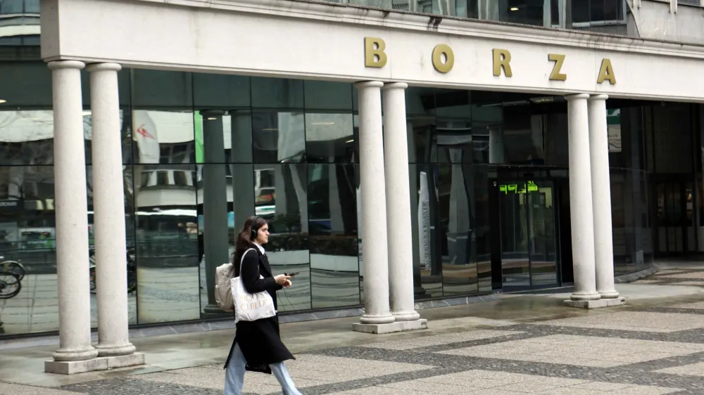 Za povprečne vlagatelje, ki občasno pogledajo svoje stanje delnic, večino premoženja pa hranijo v bankah, bi bilo po mnenju vodje upravljanja delni&scaron;kih naložb v družbi Generali Investments Ale&scaron;a Lokarja smiselno, da nekaj prihrankov vložijo na Ljubljanski borzi.&nbsp;