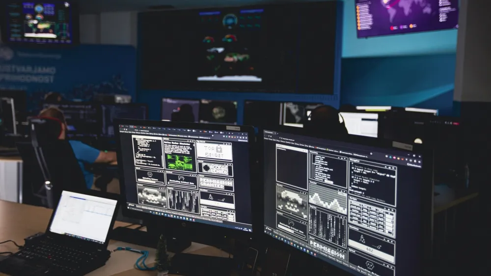 Po na&scaron;ih neuradnih informacijah so v HSE postali pozorni, ko so zaznali anonimne prijave v posamezne dele informacijskega sistema. To je namreč po varnostnih protokolih zaradi zagotavljanja sledljivosti prepovedano, zaposleni pa to striktno upo&scaron;tevajo. Fotografija je simbolična.&nbsp;