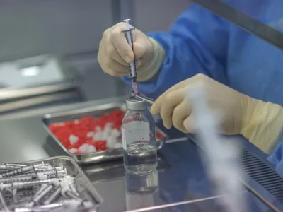 - ilustrativna fotografijazdravila, farmacevtski izdelki, krema, kreme, izdelava zdravil, mazila, injekcija, izdelava kapljic za oči- Lekarna UKC Ljubljana - dan odprtih vrat - predstavili način priprave zdravil in prostore lekarne, Zalo&scaron;ka 7   //FOTO: Tomaž Zajel&scaron;nik