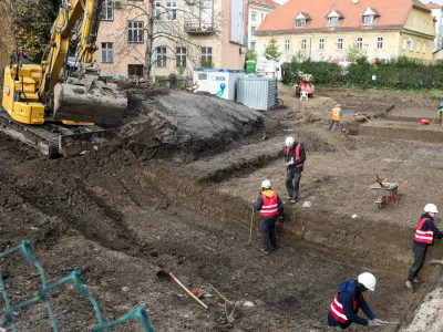 Ko bodo zaključene arheolo&scaron;ke raziskave, se bodo lastniki zemlji&scaron;ča med A&scaron;kerčevo in Rimsko cesto odločili, kaj graditi na tem območju.&nbsp;