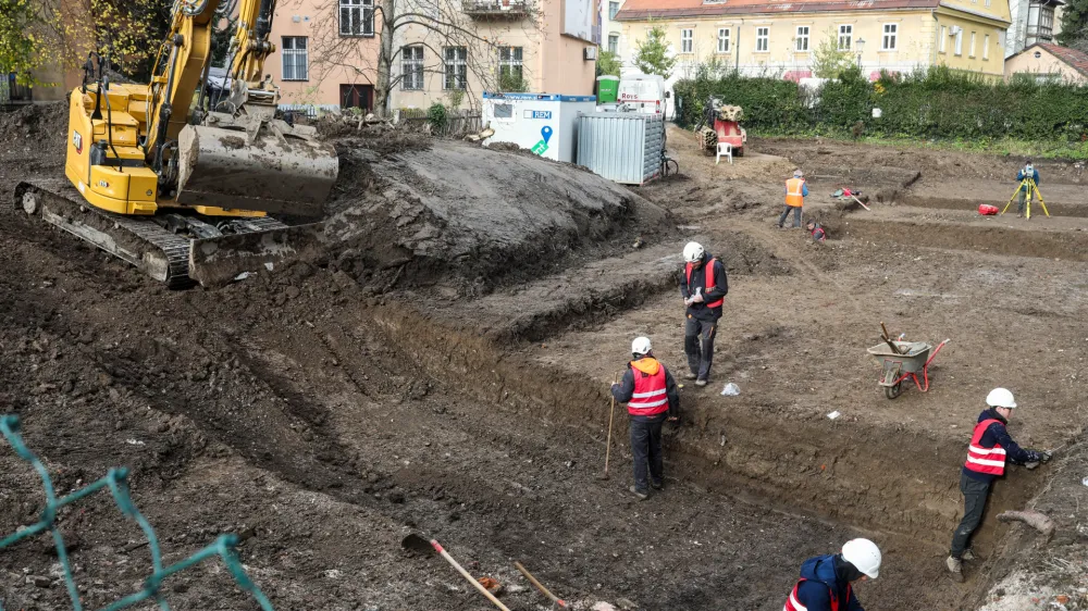 Ko bodo zaključene arheolo&scaron;ke raziskave, se bodo lastniki zemlji&scaron;ča med A&scaron;kerčevo in Rimsko cesto odločili, kaj graditi na tem območju.&nbsp;