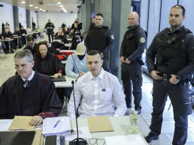 Zagovornik Branko Gvozdič in Klemen Kadivec (v prvi vrsti) protestirata proti strogemu priporni&scaron;kemu režimu. Foto: Jaka Gasar&nbsp;