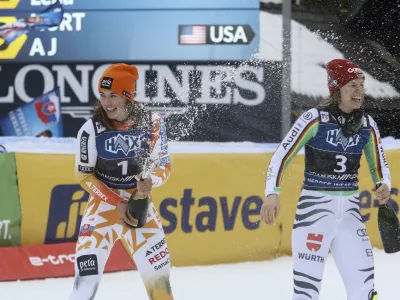 Prvouvr&scaron;čeni slalomistki Petra Vlhova (levo) in Lena D&uuml;rr sta imeli v Kranjski Gori privilegij odpiranja penine.