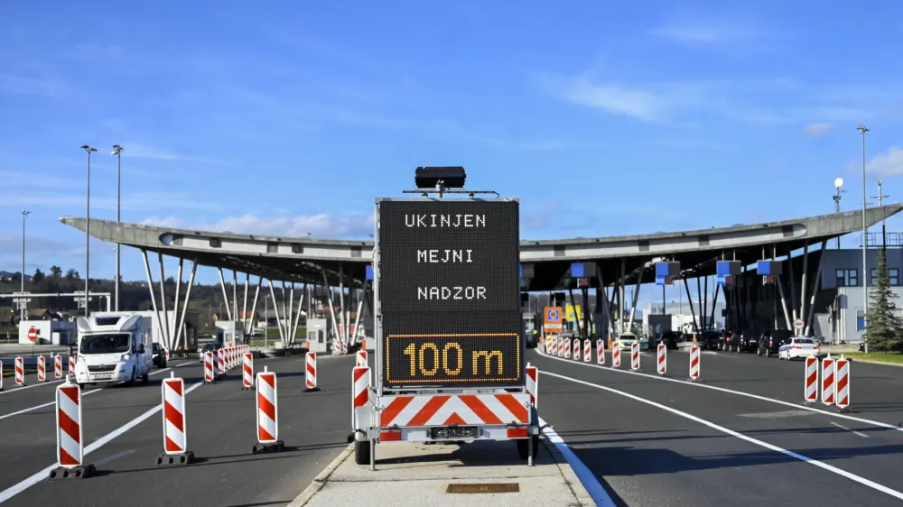- mejni prehod Obrežje po 31 letih ukinil mejni nadzor - slovensko - hrva&scaron;ka meja - ukinjen mejni nadzor<br><br>- 1.1.2023 &ndash; Vstop Hrva&scaron;ke v schengensko in evrsko območje.<br><br>//FOTO: Nik Erik Neubauer