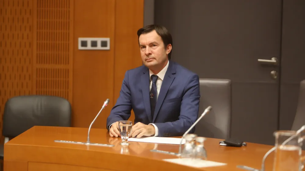 Uro&scaron; Urbanija, nekdanji direktor vladnega urada za komuniciranje - 15.11.2023 - preiskovalna komisija DZ, ki preiskuje sume nezakonitega financiranja političnih strank - delno zaprta seja - zasli&scaron;ali nekdanjega direktorja vladnega urada za komuniciranje Uro&scaron;a Urbanijo in se dogovorili o delu; //FOTO: Bojan Velikonja