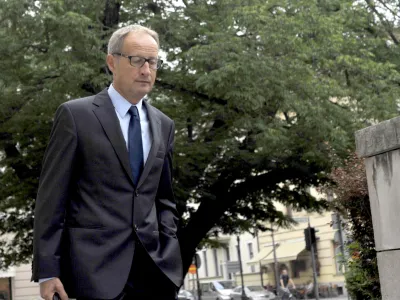 nekdanji predsednik uprave Merkurja Bine Kordež    - sojenje biv&scaron;emu vodstvu podjetja Merkur za ponareditev ali uničenje poslovnih listin in za o&scaron;kodovanje podjetja - obtožbe povezane s preprodajo trgovskega centra na Primskovem, zaradi česar naj bi bil Merkur o&scaron;kodovan za devet milijonov evrov    //FOTO: Tomaž Zajel&scaron;nik