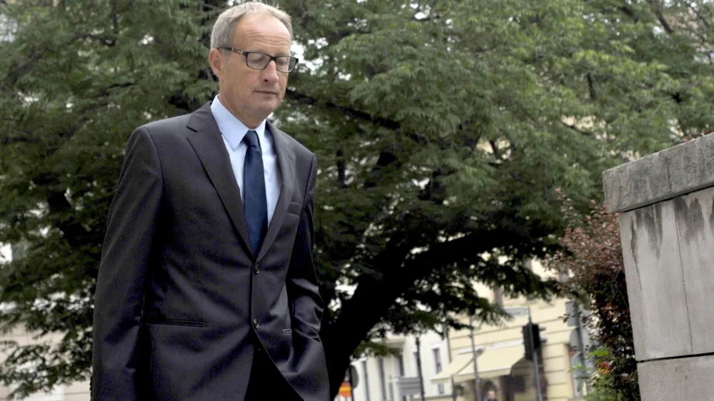 nekdanji predsednik uprave Merkurja Bine Kordež    - sojenje biv&scaron;emu vodstvu podjetja Merkur za ponareditev ali uničenje poslovnih listin in za o&scaron;kodovanje podjetja - obtožbe povezane s preprodajo trgovskega centra na Primskovem, zaradi česar naj bi bil Merkur o&scaron;kodovan za devet milijonov evrov    //FOTO: Tomaž Zajel&scaron;nik