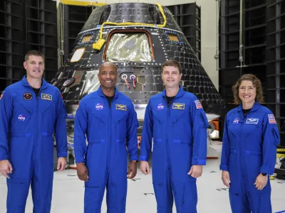 Že izbrani astronavti, ki bodo obkrožili Luno, bodo morali na svoj podvig čakati slabo leto dlje od dosedanjih načrtov.