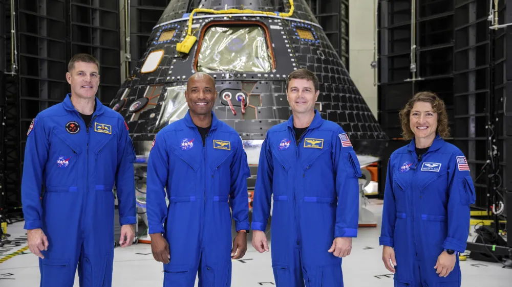 Že izbrani astronavti, ki bodo obkrožili Luno, bodo morali na svoj podvig čakati slabo leto dlje od dosedanjih načrtov.