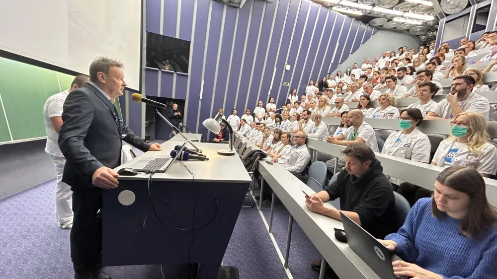 Ljubljana, UKC Ljubljana.<br>Opozorilna stavka zdravnikov in zobozdravnikov.<br>Predsednik Fidesa Damjan Polh.