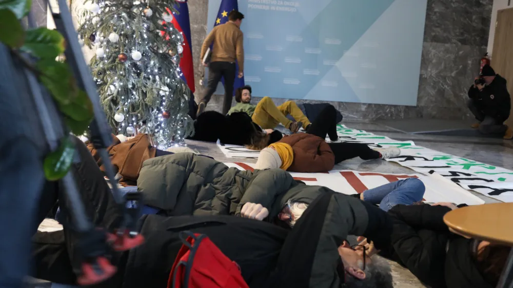 - 09.01.2024 - Mladi za podnebno pravičnost izvedli akcijo pred Ministrstvom za okolje, podnebje in energijo (MOPE) na temo osnutka Nacionalnega energetskega in podnebnega načrta (NEPN).&nbsp;//FOTO: Bojan Velikonja