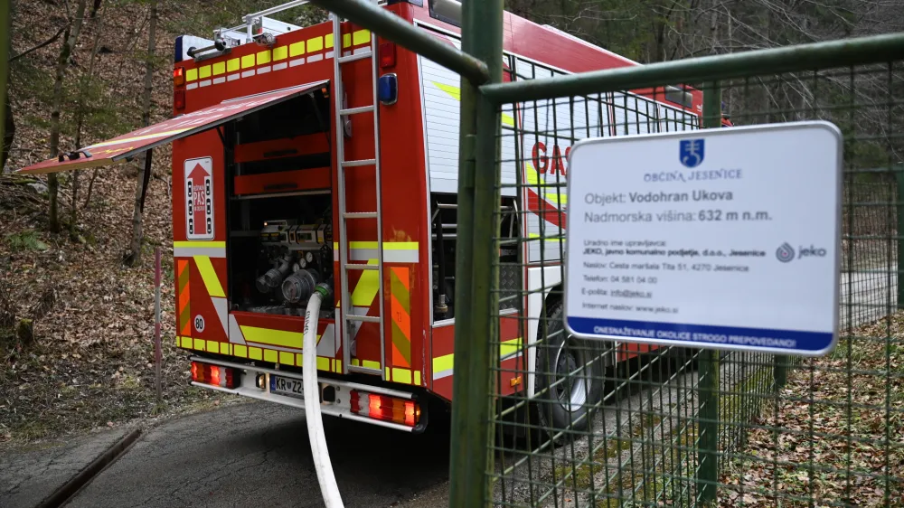 Pomoč gasilcev ob po&scaron;kodovanem&nbsp;vodovodu Peričnik.