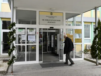 Zdravstveni dom Jesenice- 09.01.2024 &ndash; Jesenice &ndash; izpad vodovodnega omrežja &ndash; okvara distribucijskega vodovoda Peričnik - motnje pri oskrbi s pitno vodo //FOTO: Nik Erik Neubauer