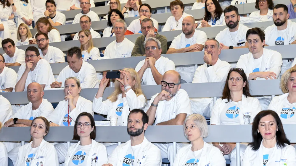  - 09.01.2024 &ndash; opozorilna stavka zdravnikov in zobozdravnikov - zdravniki in zobozdravniki zaradi neuresničenih zavez vlade iz že sklenjenih sporazumov opozorilno stavkali. protest //FOTO: Nik Erik Neubauer 