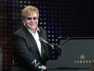 ARCHIV: Der Musiker Elton John sitzt im Schlosspark in Ludwigslust bei einem Konzert auf der Buehne an einem Fluegel (Foto vom 29.06.12). Elton John wird im naechsten Jahr bei den Regensburger Thurn und Taxis Schlossfestspielen als Stargast erwartet. Wie die Organisatoren am Montag (10.12.12) in Regensburg mitteilten, wird der exzentrische Saenger am 21. Juli 2013, dem letzten Festspieltag, auftreten und eine Auswahl seiner "Greatest Hits" singen. Die Festspiele beginnen am 12 Juli 2013. (zu dapd-Text)<br>Foto: Danny Gohlke/dapd
