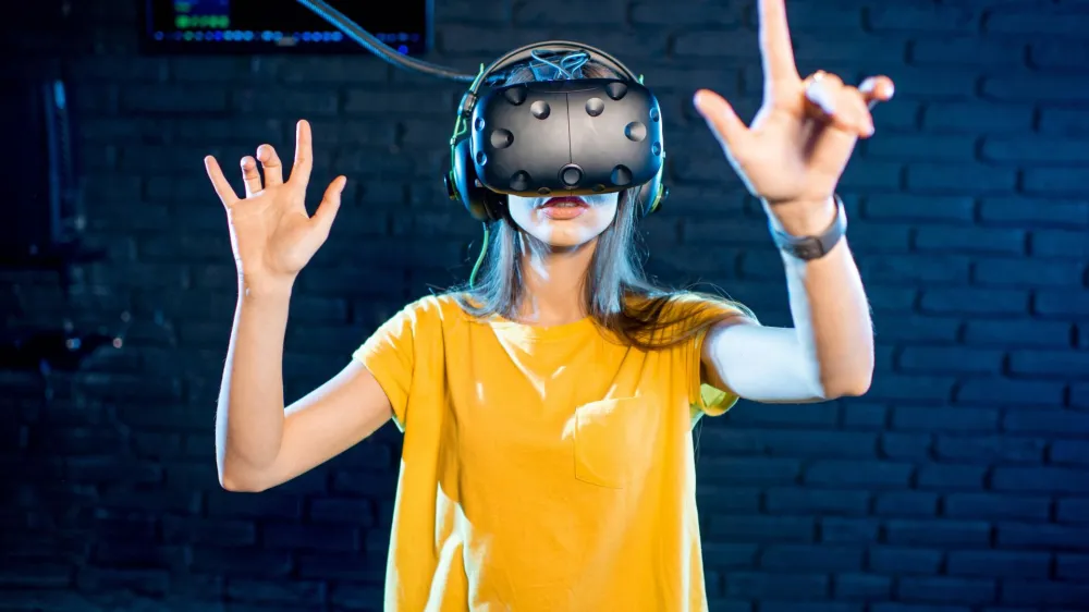 Digitalni lik britanske najstnice je spolno napadla skupina avatarjev neznancev. Podobni napadi so se v preteklosti v virtualnem svetu že zgodili, &scaron;e nikoli pa jih ni preiskovala policija.&nbsp;