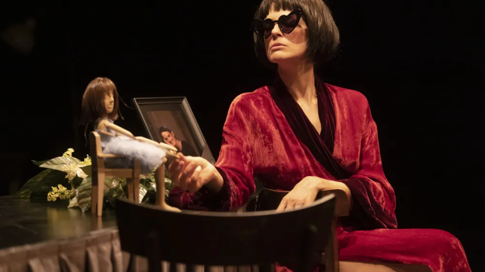 Tina Vrbnjak kot protagonistka avtorskega projekta Alica: nekaj solilogov o neznosnosti časa, ki ga je režiral Luka Marcen in bo nocoj ob 20. uri premierno uprizorjen na odru Male Drame.&nbsp;