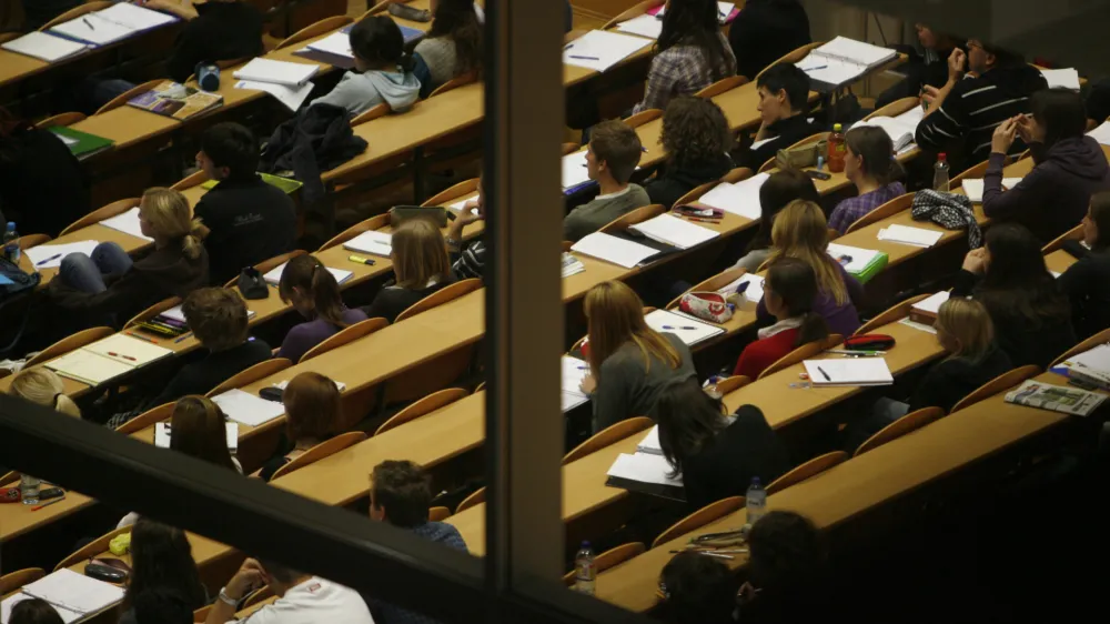 - ilustrativna fakulteta - Pravna fkultata UL - predavalnica - ilustrativna fotografija - &scaron;tudent - &scaron;tudij//FOTO: Matej Pov&scaron;eOPOMBA: ZA OBJAVO V ČASOPISU DNEVNIK