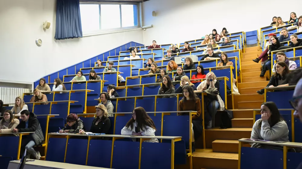 - Filozofska fakulteta UL, A&scaron;kerčeva cesta 2 v Ljubljani -- 17.02.2023 - Informativni dnevi 2023 - informativni dan na fakultetah in srednjih &scaron;olah za bodoče &scaron;tudente in dijake - izobraževanje - &scaron;olstvo - &scaron;tudij - dijaki - &scaron;tudenti - //FOTO: Nik Erik Neubauer