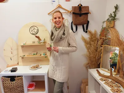 Njena strast je oblikovanje ročno izdelanega unikatnega lesenega nakita.&nbsp;