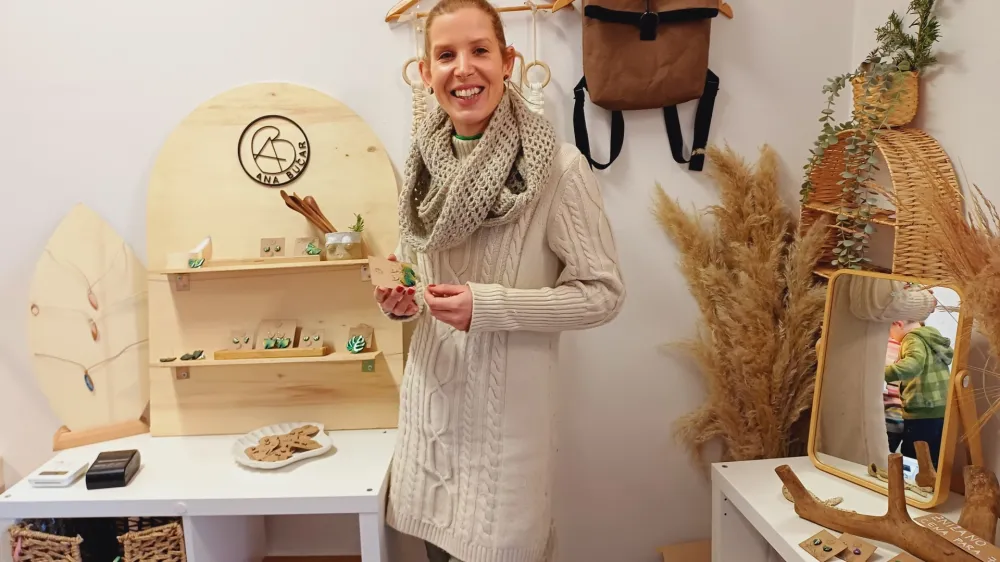 Njena strast je oblikovanje ročno izdelanega unikatnega lesenega nakita.&nbsp;