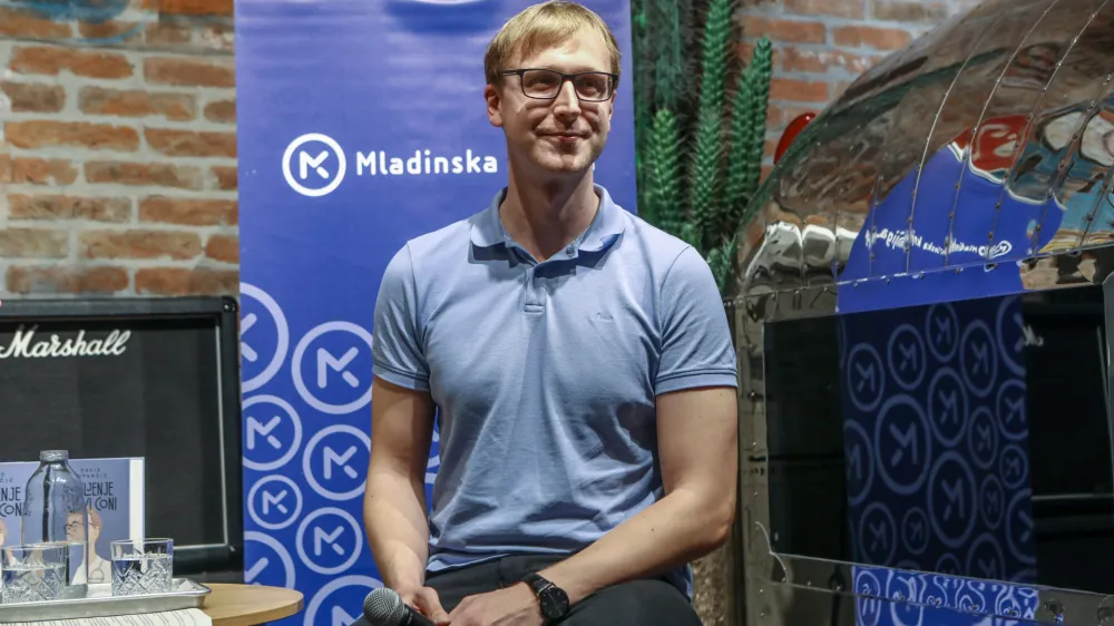 David Zupančič, specializant infektologije, spletni vplivnež, znan kot samooklicani minister za nesmisle - 27.10.2022 - predstavitev knjige Življenje v sivi coni mladega zdravnika Davida Zupančiča, ki se je v manj kot tednu dni vzpela na vrh lestvice najbolje prodajanih knjig //FOTO: Luka Cjuha