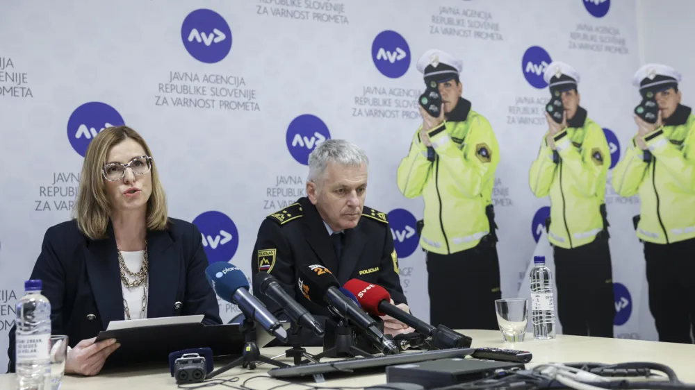 Direktorica AVP Simona Felser in vodja sektorja prometne policije Ivan Kapun s tremi silhuetami policistke z radarji, s katerimi bodo na določenih problematičnih odsekih upočasnjevali prehitre voznike.