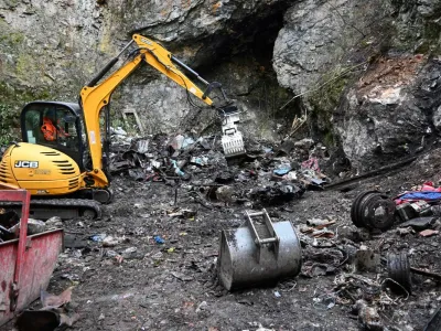 Či&scaron;čenje podzemnih jam, Pivka