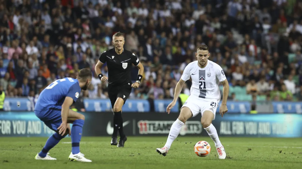 sodnik Orsato, Timi Max El&scaron;nik (desno)<br>- 14.10.2023 &ndash; nogomet - Slovenija &ndash; Finska, kvalifikacije za EP 2024, 7. krog:<br><br>skupina H<br><br> <br><br>//FOTO: Luka Cjuha