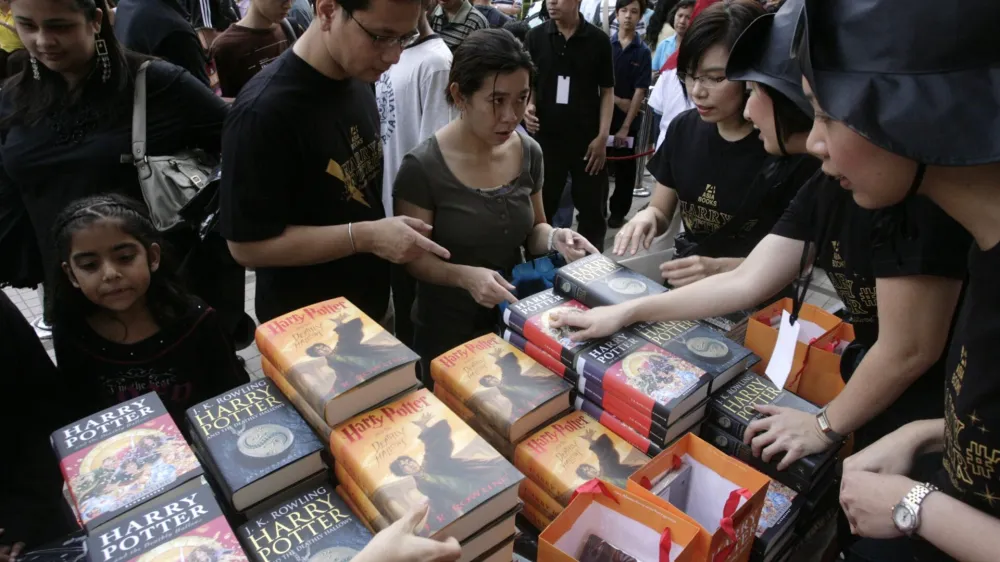 Harry Potter fans buy copies of J.K. Rowling's new book 'Harry Potter and the Deathly Hallows' in Bangkok July 21, 2007. The book is the seventh and final book in Rowling's series. REUTERS/Sukree Sukplang (THAILAND)