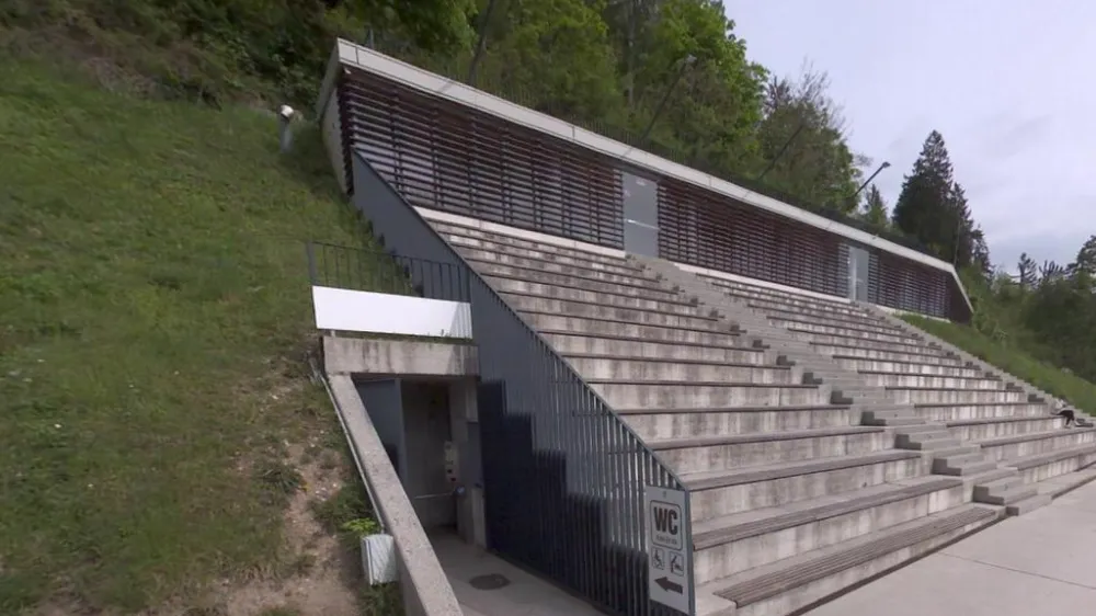 Eno od občinskih javnih strani&scaron;č je pod veliko tribuno ob jezeru.&nbsp;