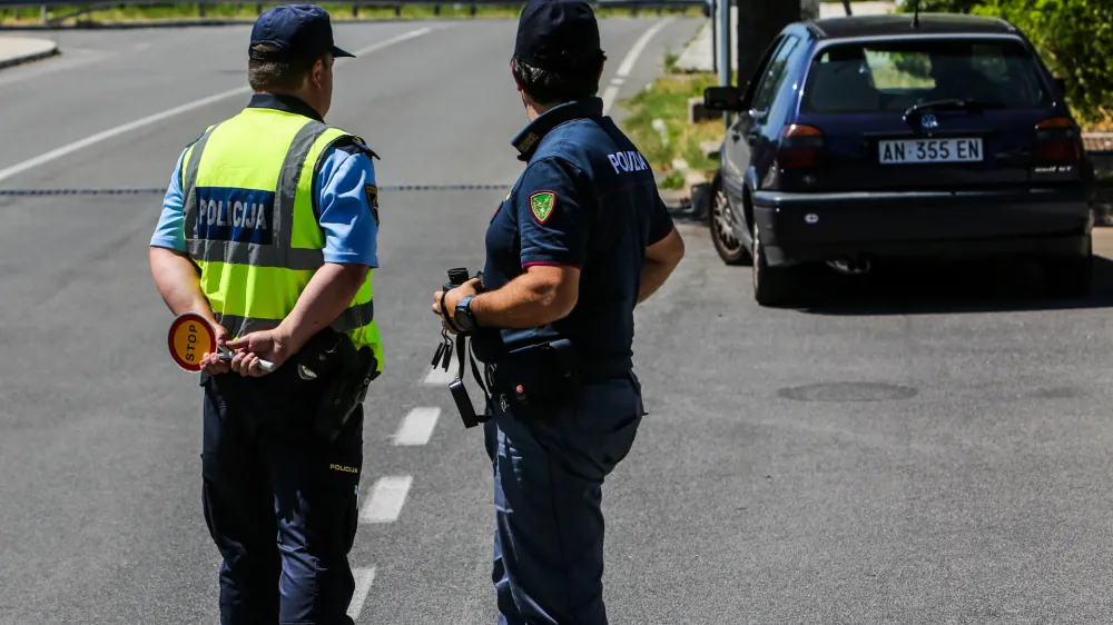 - slovensko-italijanska policijska patrulja &ndash; policija - 01.07.2019 &ndash; Sežana - nekdanji mejni prehod Lipica - Slovensko-italijansko mejo začeli nadzorovati me&scaron;ane slovensko-italijanske policijske patrulje s ciljem zaustaviti nezakonite prehode meja //FOTO: Bojan Velikonja