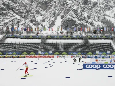 - prazna tribuna za navijače tekačev na smučeh<br><br>- 28.02.2023 &ndash; Planica - plani&scaron;ki prostovoljci - 43. Svetovno prvenstvo v nordijskem smučanju PLANICA 2023<br><br> <br><br>//FOTO: Nik Erik Neubauer
