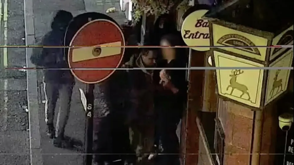 Kamera je ujela tudi napad na policista pod krinko, ki je z uro luksuzne znamke roparjem nastavil past.&nbsp;